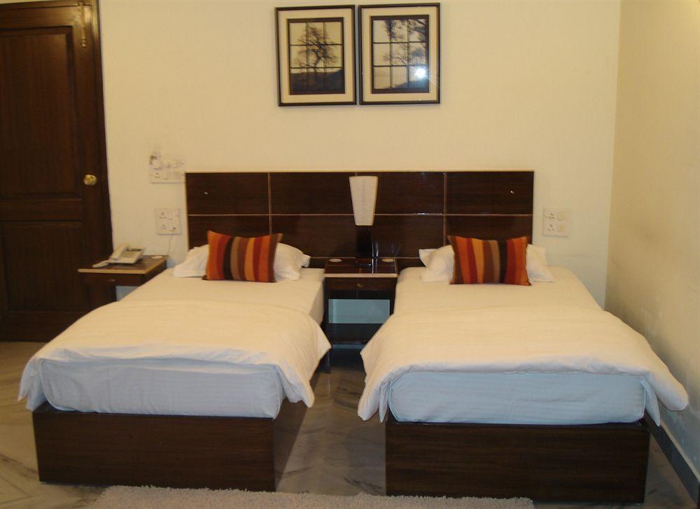 Grand Ffour Hotel New Delhi Exterior photo
