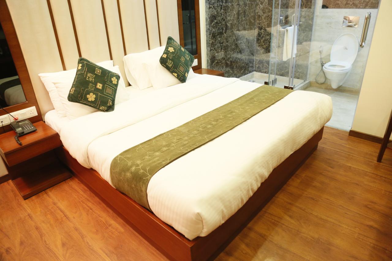 Grand Ffour Hotel New Delhi Exterior photo