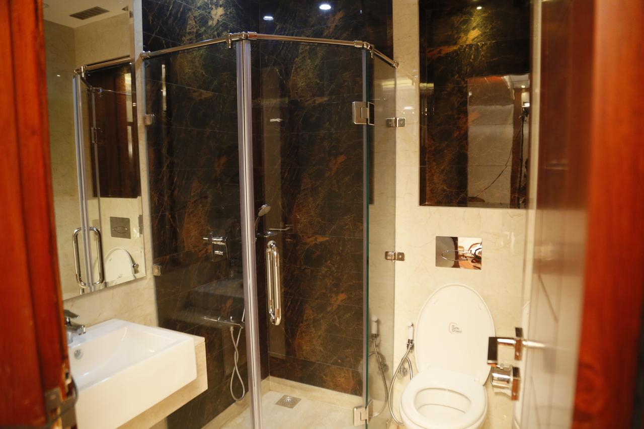 Grand Ffour Hotel New Delhi Exterior photo