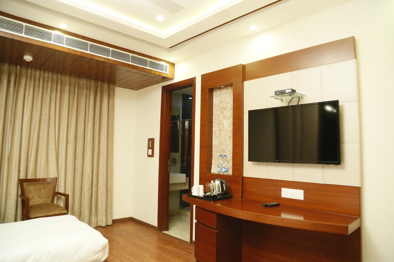 Grand Ffour Hotel New Delhi Exterior photo