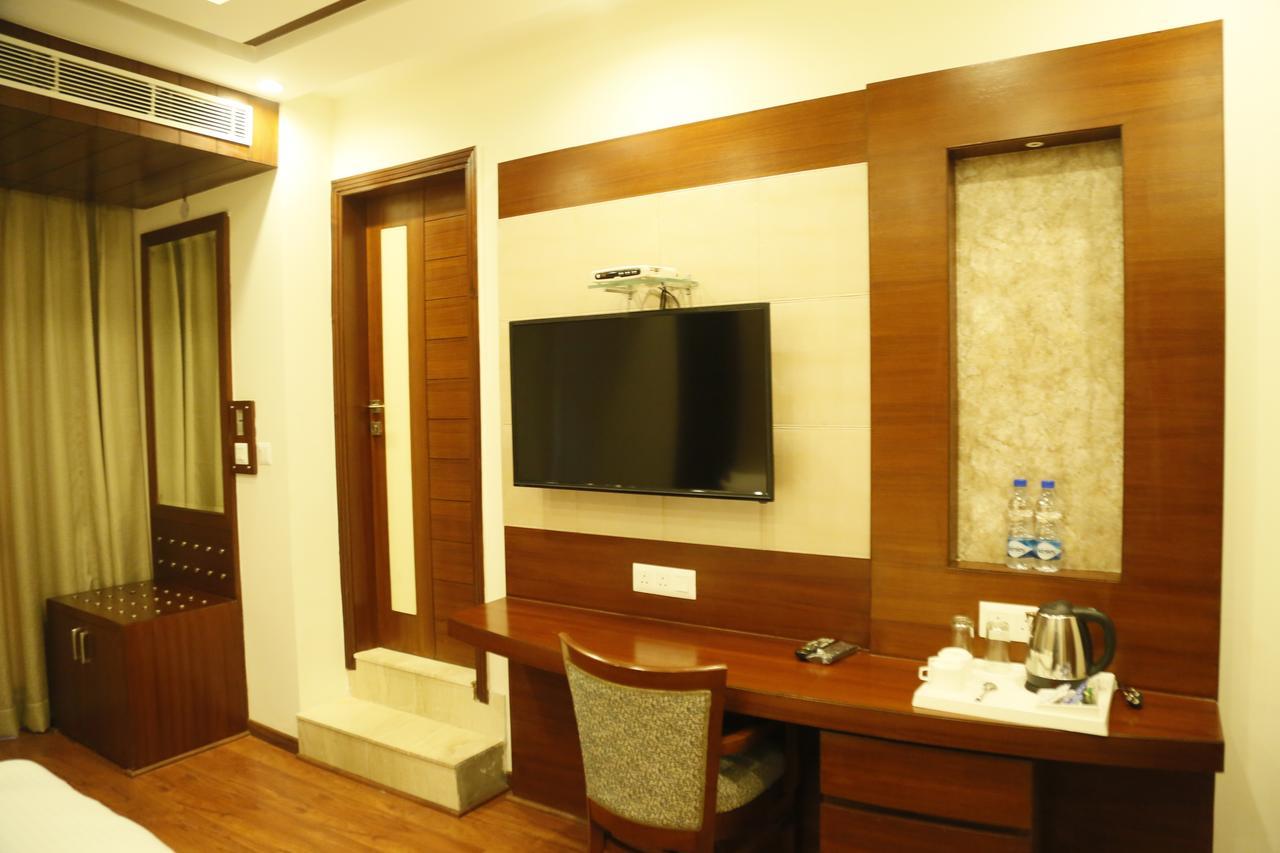 Grand Ffour Hotel New Delhi Exterior photo