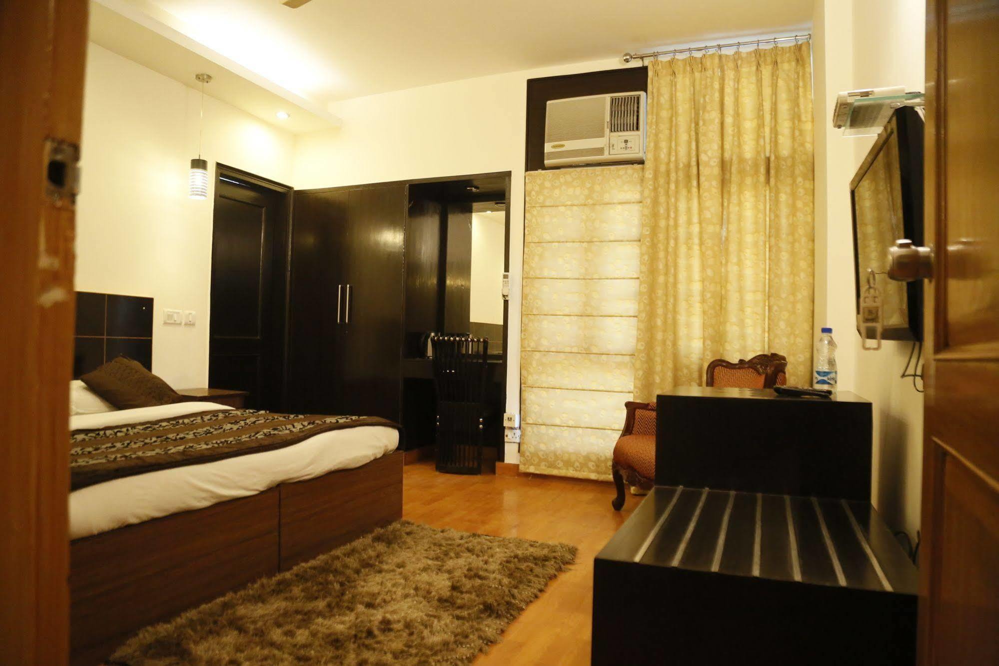 Grand Ffour Hotel New Delhi Exterior photo