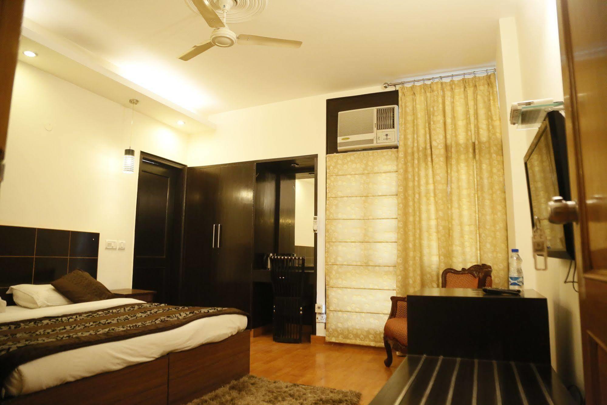 Grand Ffour Hotel New Delhi Exterior photo