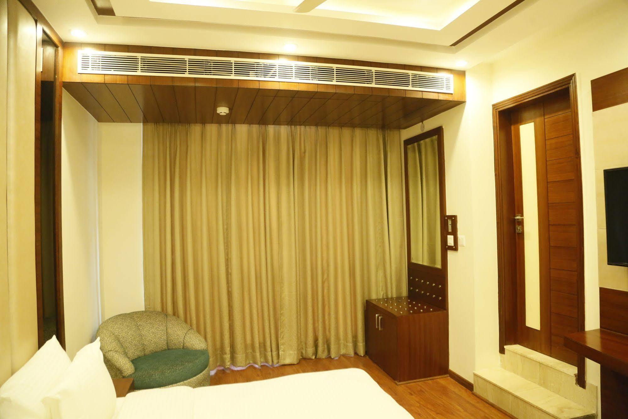 Grand Ffour Hotel New Delhi Exterior photo