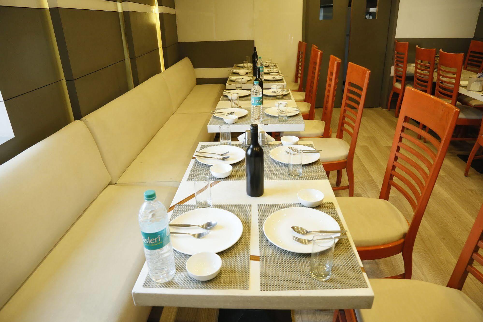 Grand Ffour Hotel New Delhi Exterior photo