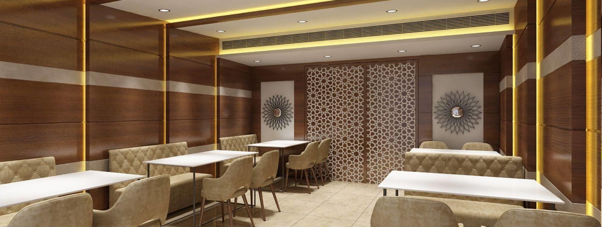 Grand Ffour Hotel New Delhi Exterior photo